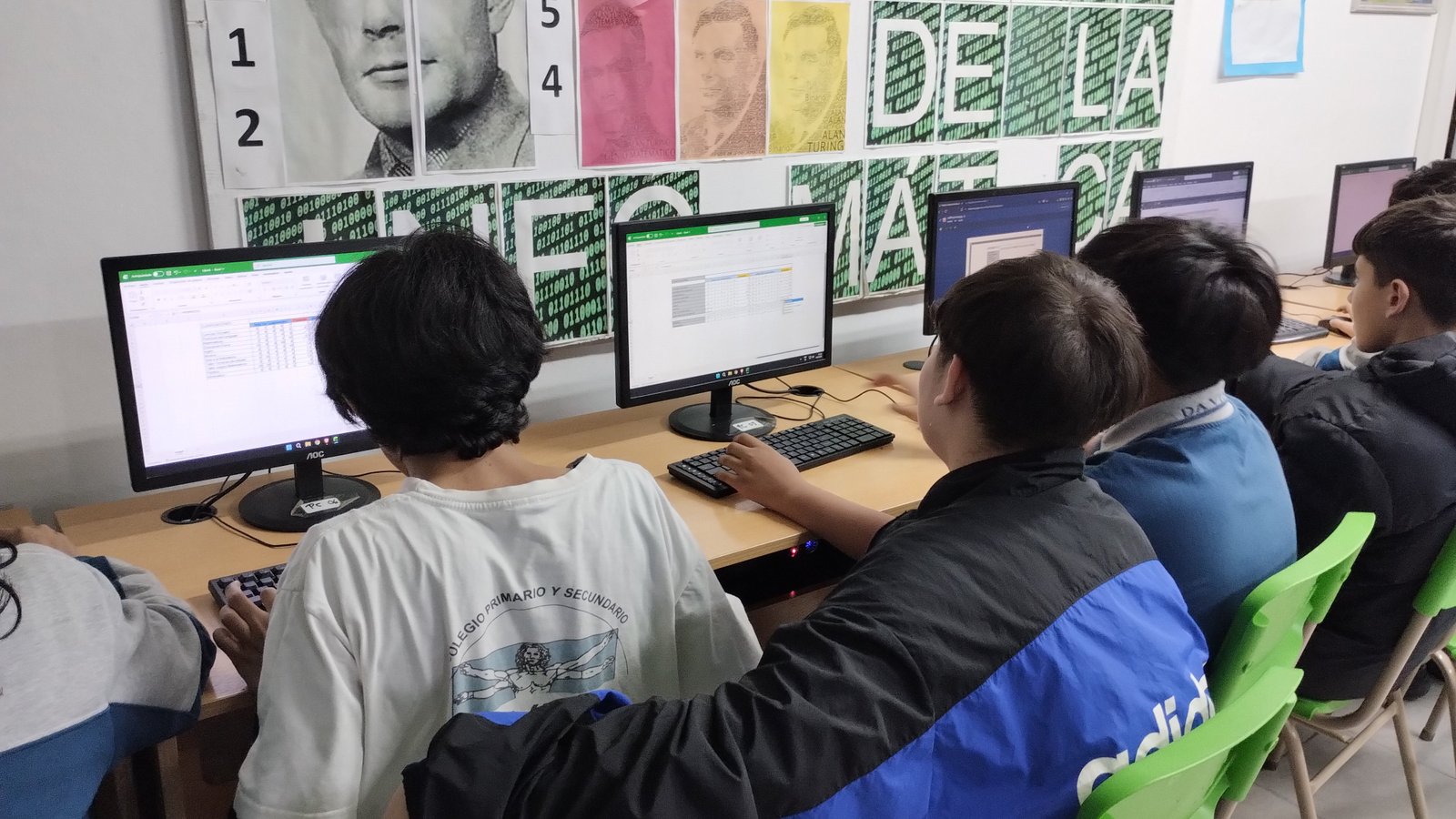 Estudiantes trabajando en la sala de informática